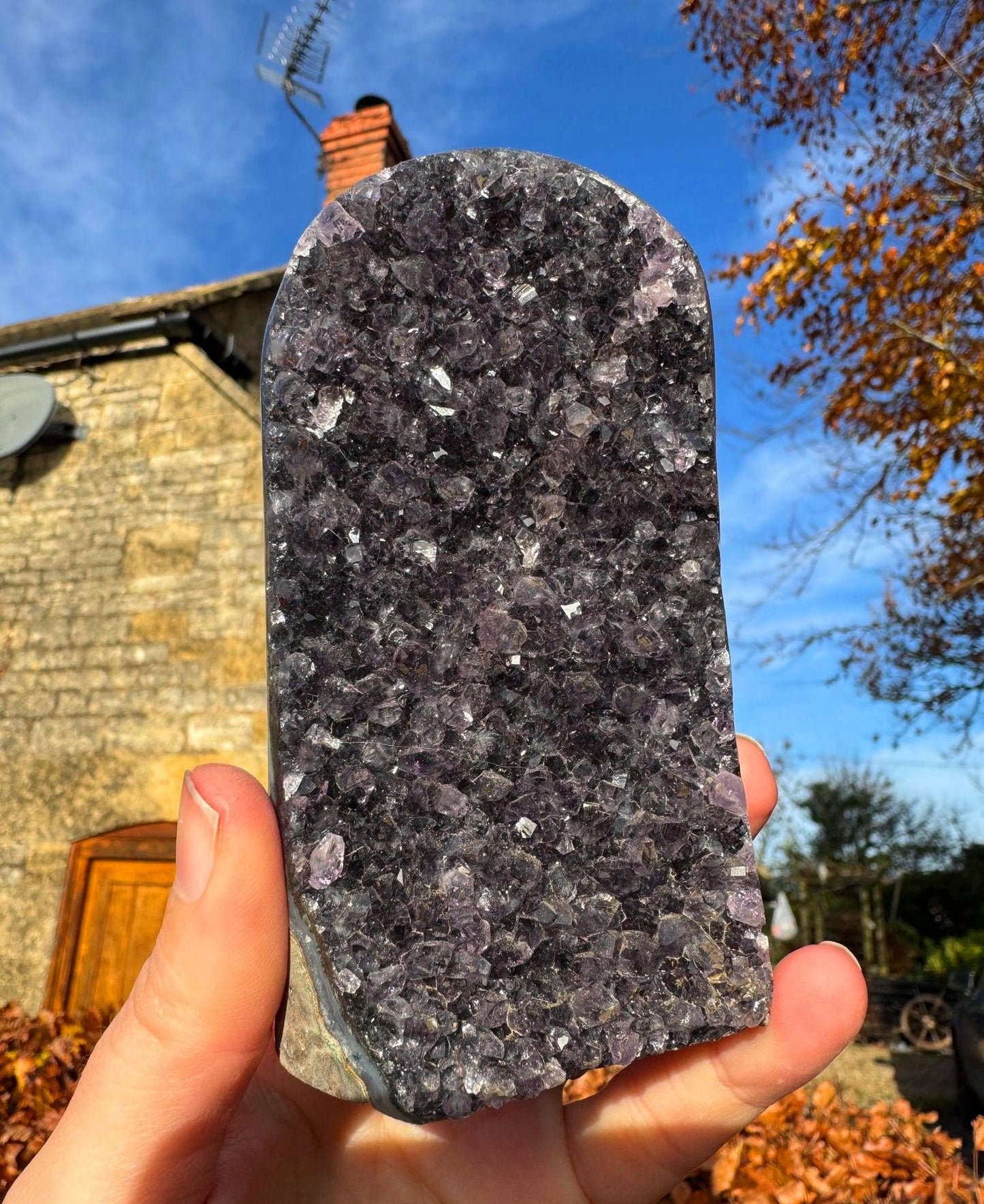 Amethyst geode 537g cut base 116mm tall by 60mm wide